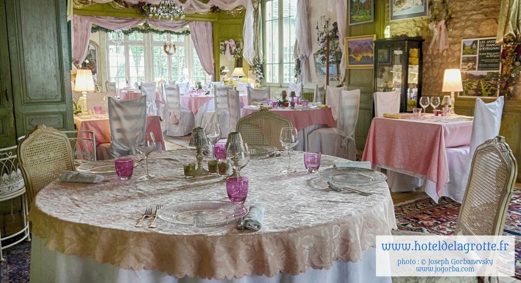 Hotel De La Grotte Монтиньяк Экстерьер фото