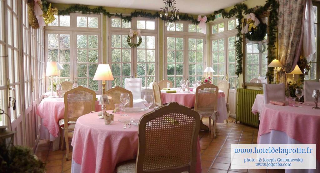 Hotel De La Grotte Монтиньяк Экстерьер фото