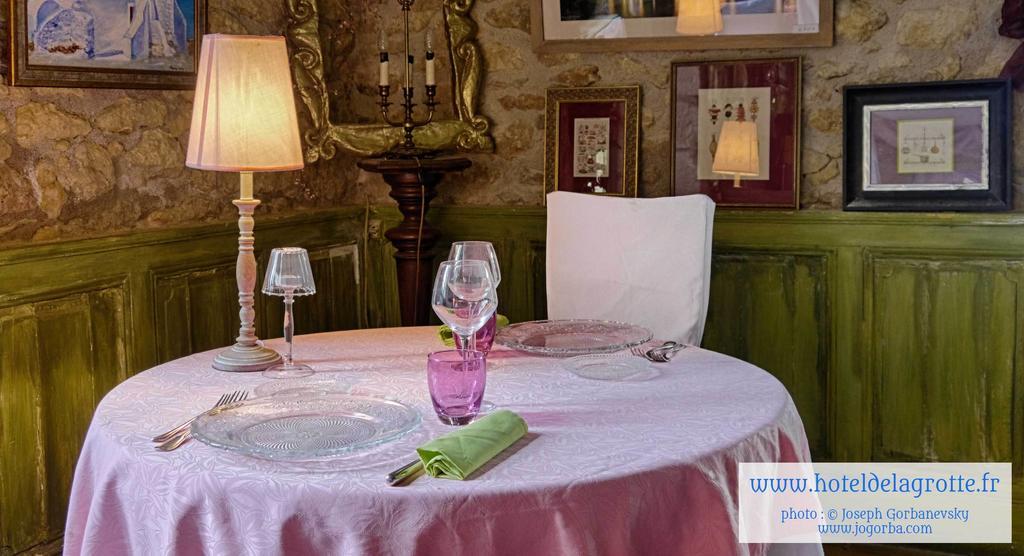 Hotel De La Grotte Монтиньяк Экстерьер фото