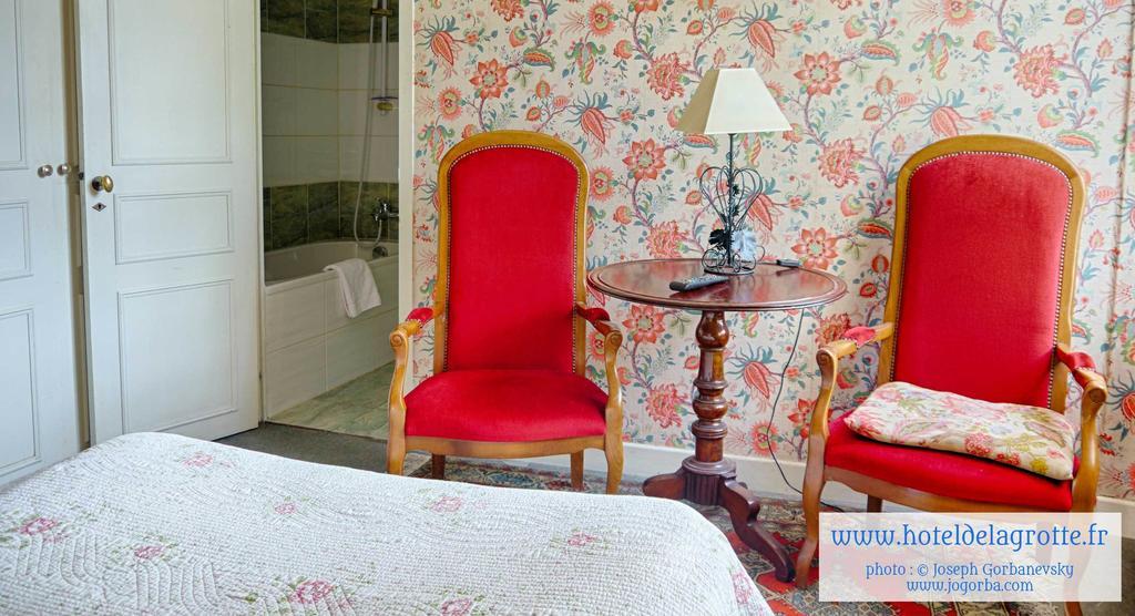 Hotel De La Grotte Монтиньяк Экстерьер фото