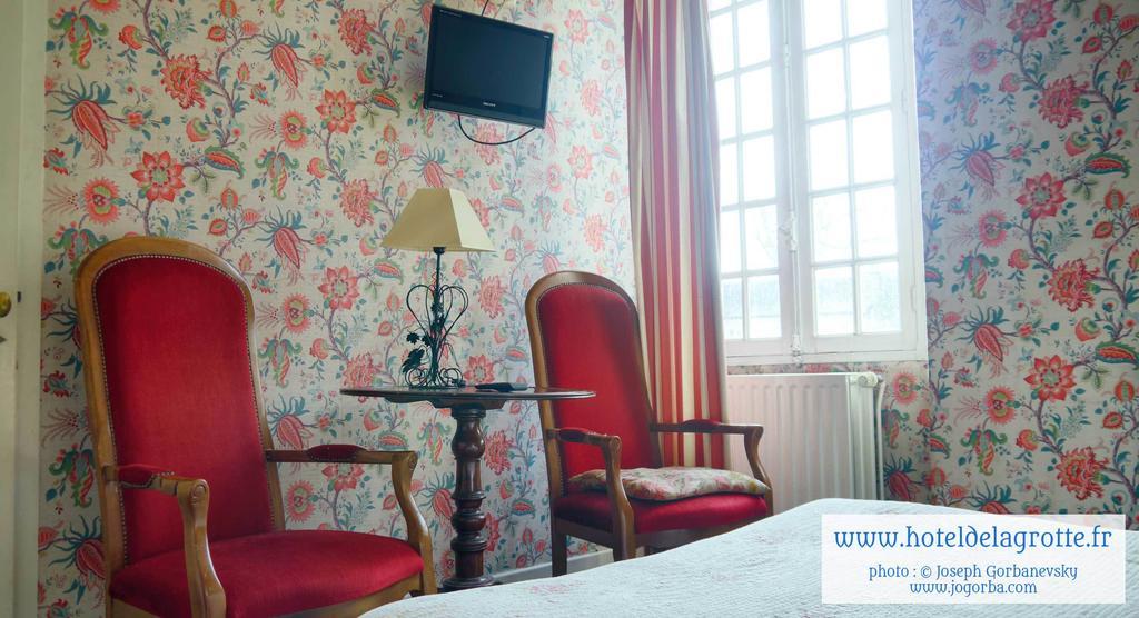 Hotel De La Grotte Монтиньяк Экстерьер фото