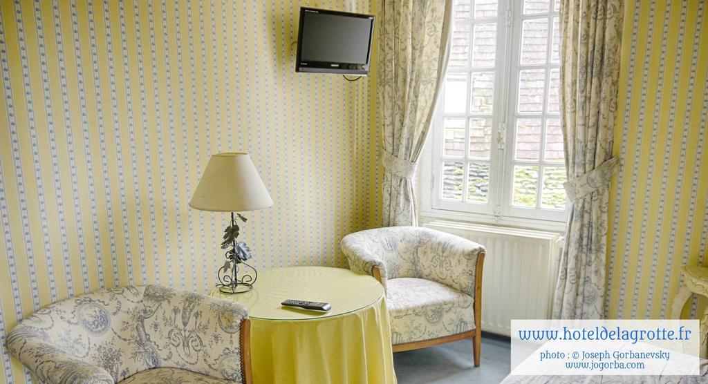 Hotel De La Grotte Монтиньяк Экстерьер фото